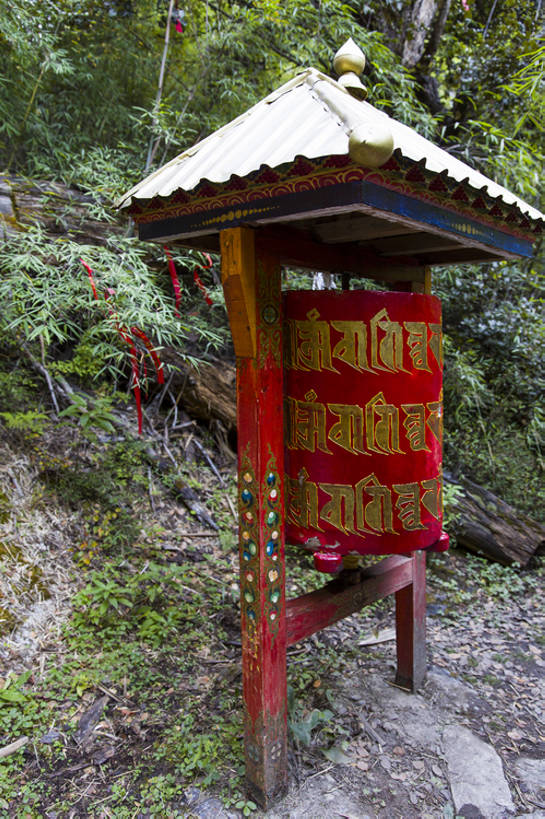 无人,竖图,室外,白天,旅游,度假,美景,中国,亚洲,地形,景观,古典,祝福,历史,文化,娱乐,传统,林芝,西藏,少数民族,民族,草,树,树叶,红色,绿色,风景,自然,祈祷,享受,休闲,景色,放松,茂密,摄影,宗教,佛教,茂盛,旧的,中国文化,自然风光,古典风格,东亚,宗教用品,远古,经文,西藏自治区,喇嘛教,青藏高原,古代文明,灵性,彩图,旅行,祈祷轮,金子,传统文化,中国少数民族,卡定沟,卡定天佛瀑布,bj175