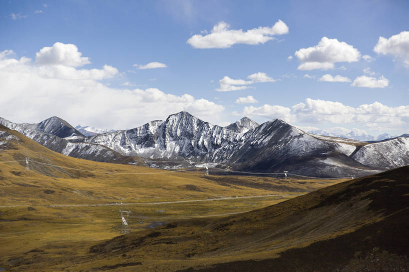 无人,横图,室外,白天,留白,旅游,度假,草地,草原,美景,山,山脉,雪,雪山,中国,亚洲,曲折,地形,景观,陆地,山顶,山坡,云,山谷,云层,娱乐,西藏,草,蓝色,风景,天空,自然,享受,休闲,景色,放松,摄影,宁静,环境,自然风光,自然现象,东亚,西藏自治区,地貌,青藏高原,坎坷,崎岖,地质学,自然地理,彩图,旅行,唐古拉山,广角,bj175