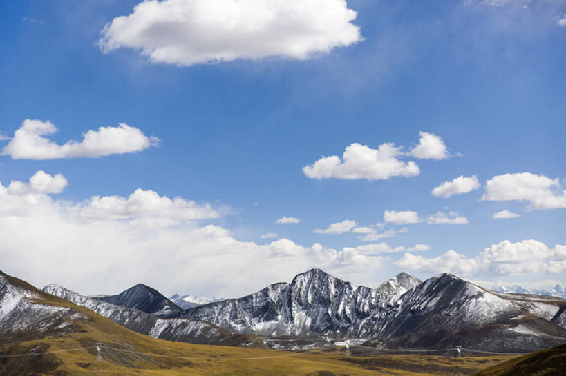 无人,横图,室外,白天,留白,旅游,度假,草地,草原,美景,山,山脉,雪,雪山,中国,亚洲,曲折,地形,景观,陆地,山顶,山坡,云,山谷,云层,娱乐,西藏,草,蓝色,风景,天空,自然,享受,休闲,景色,放松,摄影,宁静,环境,自然风光,自然现象,东亚,西藏自治区,地貌,青藏高原,坎坷,崎岖,地质学,自然地理,彩图,旅行,唐古拉山,广角,bj175