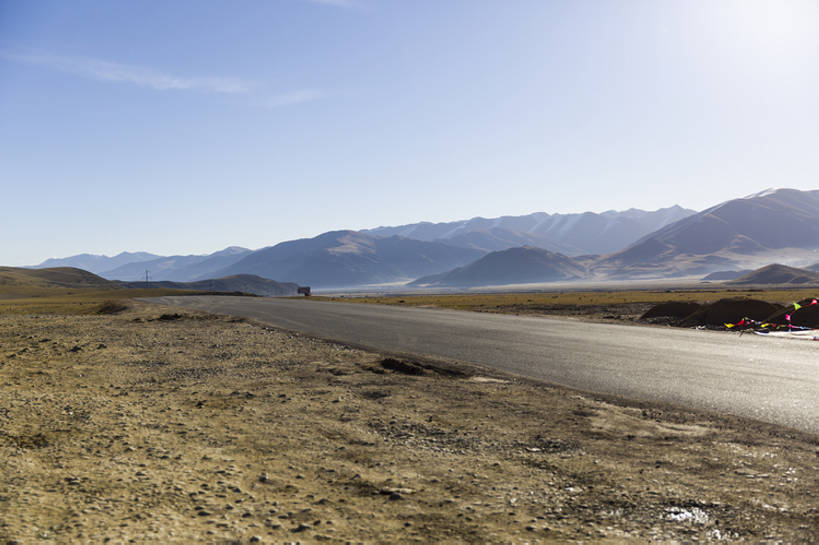 无人,横图,室外,白天,旅游,度假,石头,美景,山,山脉,路,日光,中国,亚洲,曲折,直线,地形,景观,陆地,路边,山顶,山坡,柏油马路,车道,地面,娱乐,西藏,风景,天空,自然,平原,享受,休闲,景色,放松,摄影,宁静,贫瘠,自然风光,藏,沥青,东亚,西藏自治区,地貌,纳木错,青藏高原,圣湖,中华人民共和国,西南地区,坎坷,崎岖,地质学,咸水湖,自然地理,岩石,彩图,旅行,灵湖,神湖,腾格里海,天湖,广角,汽车广告背景图,bj175