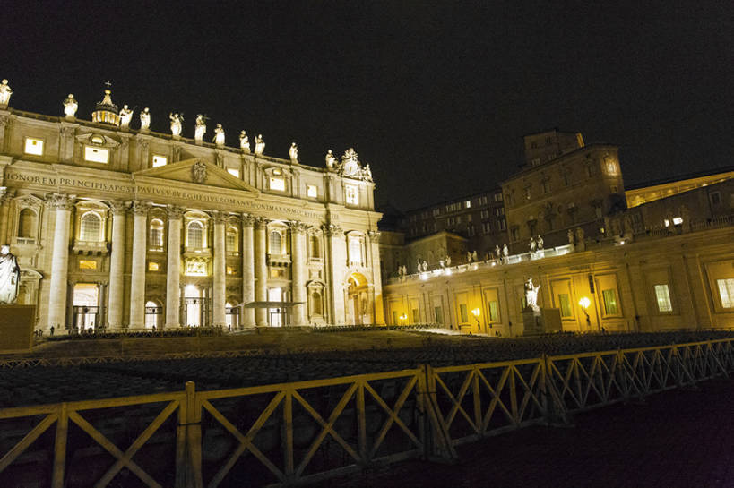 无人,教堂,栏杆,横图,方图,室外,夜晚,旅游,度假,名胜古迹,标志建筑,地标,建筑,欧洲,艺术,装饰,建筑群,圣彼得大教堂,古典,历史,娱乐,建设,传统,风景,天空,享受,休闲,放松,摄影,宗教,照亮,旧的,古典风格,远古,欧洲文化,梵蒂冈城,古代文明,灵性,彩图,旅行,大教堂,传统文化,建筑结构,bj175