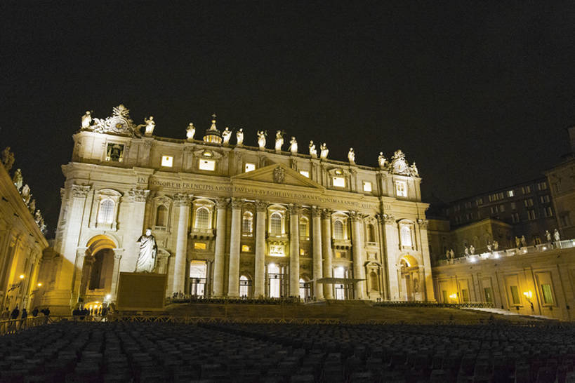 无人,教堂,横图,方图,室外,夜晚,旅游,度假,名胜古迹,标志建筑,地标,建筑,欧洲,艺术,装饰,建筑群,圣彼得大教堂,古典,历史,娱乐,建设,传统,风景,天空,享受,休闲,放松,摄影,宗教,照亮,旧的,古典风格,远古,欧洲文化,梵蒂冈城,古代文明,灵性,彩图,旅行,大教堂,传统文化,建筑结构,bj175