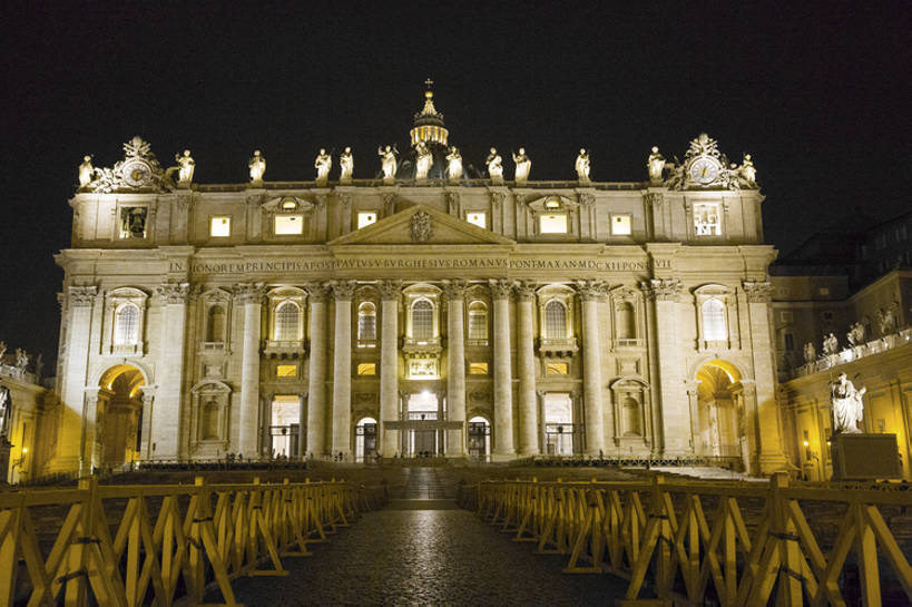 无人,教堂,栏杆,横图,方图,室外,夜晚,旅游,度假,名胜古迹,标志建筑,地标,建筑,欧洲,艺术,装饰,建筑群,过道,圣彼得大教堂,古典,历史,娱乐,建设,传统,风景,天空,享受,休闲,放松,摄影,宗教,照亮,旧的,古典风格,远古,欧洲文化,梵蒂冈城,古代文明,灵性,彩图,旅行,大教堂,传统文化,建筑结构,bj175