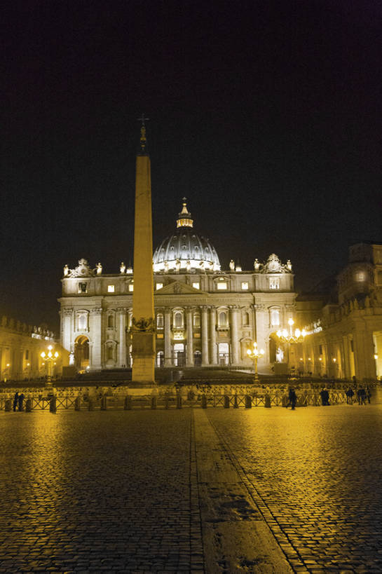 无人,教堂,竖图,方图,室外,夜晚,旅游,度假,名胜古迹,标志建筑,地标,建筑,欧洲,艺术,装饰,建筑群,过道,圣彼得大教堂,古典,历史,娱乐,建设,传统,风景,天空,享受,休闲,放松,摄影,宗教,照亮,旧的,古典风格,远古,欧洲文化,梵蒂冈城,古代文明,灵性,彩图,旅行,大教堂,传统文化,建筑结构,bj175