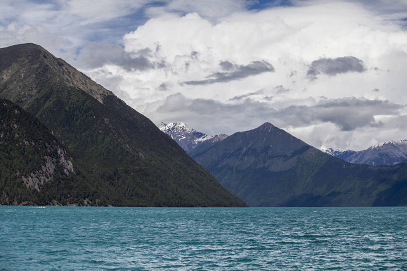 无人,横图,室外,白天,旅游,度假,湖,美景,名胜古迹,森林,山,山脉,树林,水,雪,雪山,标志建筑,地标,建筑,中国,亚洲,波纹,曲折,遗迹,地形,景观,山顶,山坡,水面,云,建筑群,山谷,云层,古迹,文物,娱乐,干净,建设,古建筑,林芝,西藏,树,蓝色,绿色,风景,天空,自然,享受,休闲,旅游胜地,景色,放松,茂密,摄影,茂盛,宁静,清新,自然风光,古文明,东亚,西藏自治区,地貌,坎坷,崎岖,国家森林公园,地质学,自然地理,彩图,旅行,巴松措,bj175