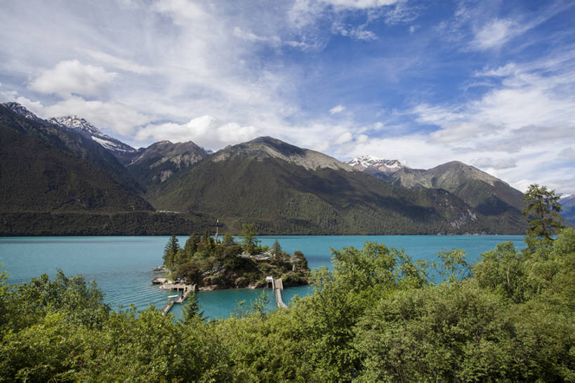 无人,横图,室外,白天,旅游,度假,湖,美景,名胜古迹,森林,山,山脉,树林,水,雪,雪山,标志建筑,地标,建筑,中国,亚洲,曲折,遗迹,岛,地形,景观,山顶,山坡,水面,小岛,云,建筑群,山谷,云层,古迹,文物,娱乐,建设,古建筑,林芝,西藏,树,蓝色,绿色,风景,天空,自然,享受,休闲,旅游胜地,景色,放松,茂密,摄影,茂盛,宁静,清新,自然风光,古文明,东亚,西藏自治区,地貌,坎坷,崎岖,国家森林公园,地质学,自然地理,彩图,旅行,巴松措,bj175