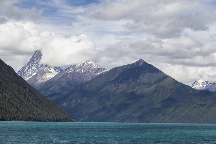 无人,横图,室外,白天,旅游,度假,湖,美景,名胜古迹,森林,山,山脉,树林,水,雪,雪山,标志建筑,地标,建筑,中国,亚洲,波纹,曲折,遗迹,地形,景观,山顶,山坡,水面,云,建筑群,山谷,云层,古迹,文物,娱乐,干净,建设,古建筑,林芝,西藏,树,蓝色,绿色,风景,天空,自然,享受,休闲,旅游胜地,景色,放松,茂密,摄影,茂盛,宁静,清新,自然风光,古文明,东亚,西藏自治区,地貌,坎坷,崎岖,国家森林公园,地质学,自然地理,彩图,旅行,巴松措,bj175