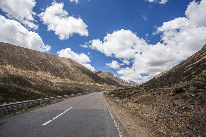 无人,栏杆,横图,室外,白天,旅游,度假,美景,山,山脉,道路,高速公路,路,公路,中国,亚洲,曲折,地形,景观,路边,山顶,山路,山坡,云,分界线,车道,地面,交通,云层,娱乐,西藏,草,蓝色,白色,风景,天空,自然,享受,休闲,景色,放松,摄影,宁静,柏油路,自然风光,国道,沥青,东亚,西藏自治区,地貌,坎坷,崎岖,地质学,自然地理,马路,彩图,旅行,汽车广告背景图,bj175