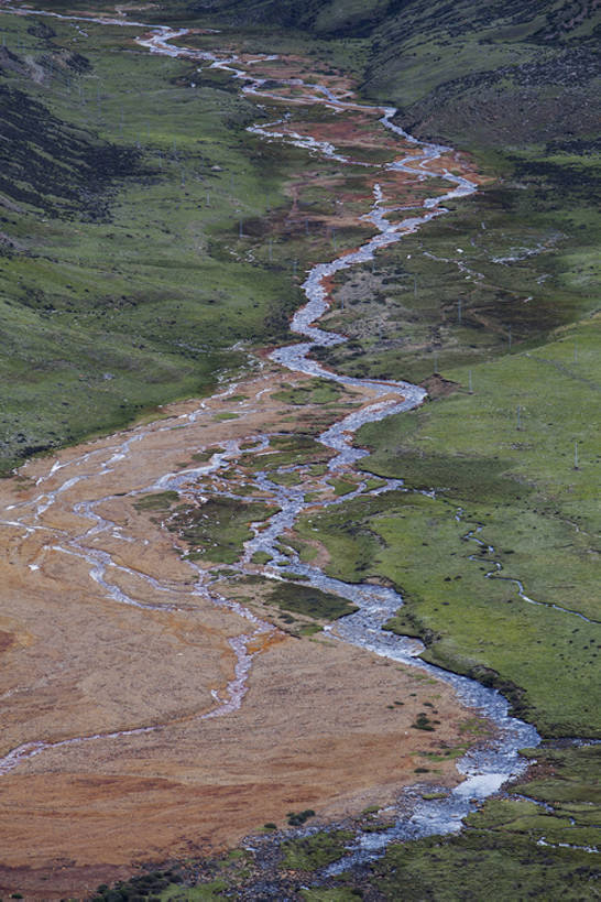 无人,竖图,室外,白天,旅游,度假,河流,美景,水,中国,亚洲,地形,河道,景观,陆地,苔藓,地面,河床,娱乐,西藏,草,绿色,风景,小溪,自然,享受,休闲,景色,放松,摄影,宁静,干旱,自然风光,东亚,西藏自治区,地貌,地质学,自然地理,彩图,bj175