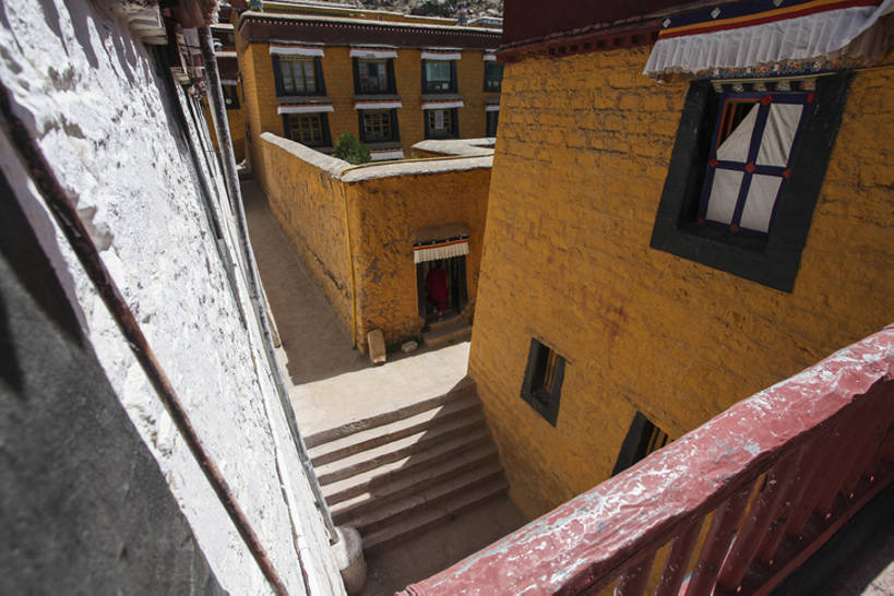 无人,寺庙,横图,室外,白天,旅游,度假,美景,窗户,建筑,日光,中国,亚洲,墙,地形,景观,走廊,古典,历史,文化,娱乐,传统,石墙,拉萨,西藏,少数民族,民族,台阶,古代,黄色,风景,自然,享受,休闲,景色,放松,摄影,宗教,佛教,宁静,旧的,中国文化,自然风光,修道院,古典风格,东亚,远古,西藏自治区,喇嘛教,古代文明,灵性,色拉寺,彩图,旅行,礼拜堂,传统文化,中国少数民族,建筑结构,bj175