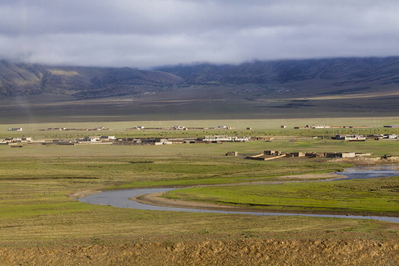 无人,农场,横图,室外,白天,旅游,度假,草地,河流,美景,山,水,多云,建筑,中国,亚洲,弯曲,房屋,地形,河道,景观,水面,田地,乡村,云,地面,河床,娱乐,西藏,草,绿色,风景,天空,自然,平原,享受,休闲,景色,放松,摄影,宁静,环境,自然风光,东亚,西藏自治区,地貌,地质学,自然地理,彩图,旅行,bj175