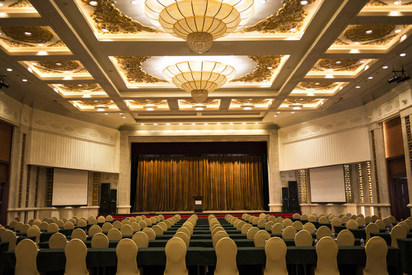 无人,会议室,舞台,横图,室内,商务,仪器,门,天花板,桌子,建筑,酒店,剧院,椅子,北京,中国,亚洲,一排,整齐,鲜艳,会议,屏幕,投影仪,宏伟,设备,现代,座位,灯,排列,灯具,财富,金融,摄影,巨大,庞大,报告,明亮,公共设施,高雅,照明设备,队列,华贵,幕布,典礼,投影机,东亚,会议中心,投影屏幕,宏大,硕大,伟大,表演台,沟通,彩图,剧场,上流社会,bj175