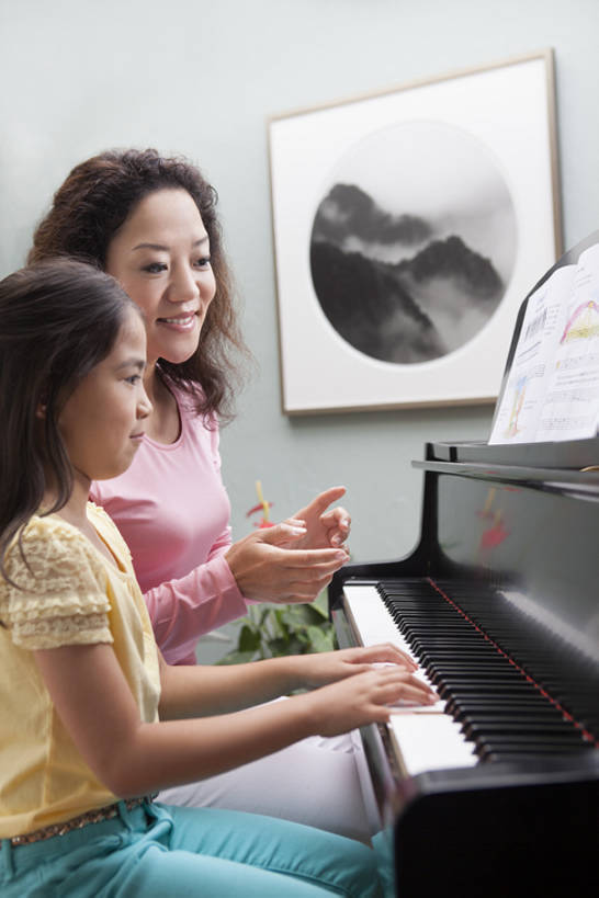 东方人,儿童,成年人,中年人,老年人,两个人,家庭,父母,母亲,女儿,学生,教师,家,笑,微笑,露齿笑,竖图,室内,侧面,快乐,满意,幸福,纯洁,表演,学习,房屋,钢琴,乐谱,乐器,琴键,音乐,弹奏,听,玩,演奏,休闲装,小孩,教,休闲,温暖,温馨,母女,一家人,放松,活力,可爱,乐趣,亲密,童年,童趣,弹琴,摄影,生活方式,指导,和睦,专心,知识,键盘乐器,享乐,练习,关爱,亲情,房地产,爱好,作画,音乐人,童真,烂漫,无邪,陪同,奏琴,抚琴,技能,陪伴,天真,老年女性,女孩,女人,女性,亚洲人,中国人,孩子,休闲活动,坐着,彩图,欢乐,融洽,伴随,bj175