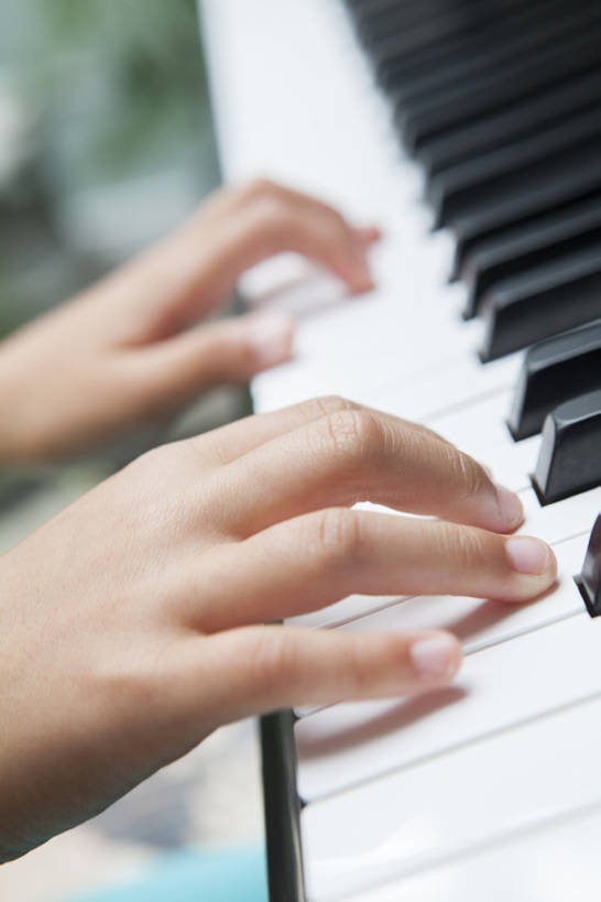 儿童,手,一个人,竖图,室内,特写,纯洁,仅一个女性,仅一个人,表演,学习,钢琴,乐器,琴键,音乐,弹奏,玩,演奏,小孩,仅一个小孩,休闲,放松,可爱,童年,童趣,弹琴,摄影,生活方式,部分,知识,键盘乐器,享乐,练习,爱好,音乐人,童真,烂漫,无邪,奏琴,抚琴,技能,天真,女孩,女人,女性,孩子,彩图,欢乐,女生,bj175