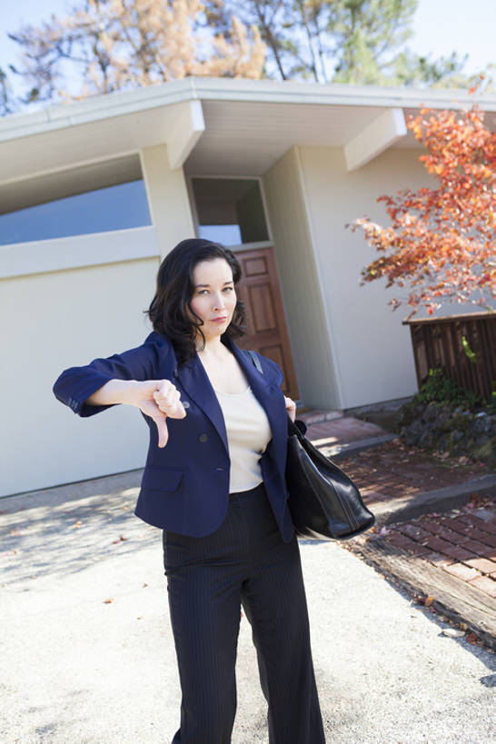 成年人,中年人,老年人,一个人,商务人士,商务女性,家,竖图,室外,白天,正面,西装,商务,信心,别墅,北京,中国,亚洲,套装,正装,门口,挎包,注视,观察,看,手势,站着,竖,摄影,生活方式,观看,翘,幽默,察看,酷,鄙视,关注,房地产,销售,贩卖,挑战,东亚,一套,藐视,讽刺,蔑视,嘲笑,朝下,认真,老年女性,女人,女性,大拇指,白领,彩图,打手势,向下,bj175