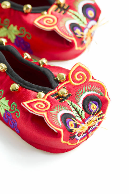 无人,竖图,特写,留白,抠图,白色背景,婴儿服装,纯洁,运气,复古,静物,鞋子,刺绣,北京,中国,春节,新年,亚洲,花纹,风俗,节日,庆祝,鲜艳,图案,冬天,艺术品,一对,古典,传统,两个,红色,婴儿鞋,工艺品,精神,可爱,童年,童趣,摄影,虎头鞋,婴儿用品,仪式,风格,中国文化,手艺,典礼,古典风格,童真,东亚,烂漫,无邪,制度,美术工艺,天真,彩图,影棚拍摄,婴儿服,传统文化,襁褓,bj175