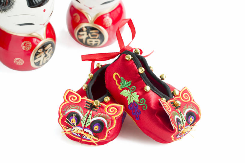 无人,横图,特写,留白,抠图,白色背景,婴儿服装,纯洁,运气,复古,静物,鞋子,刺绣,北京,中国,春节,新年,亚洲,花纹,风俗,节日,庆祝,鲜艳,图案,娃娃,冬天,艺术品,古典,传统,装饰品,红色,福字,婴儿鞋,工艺品,四个,精神,可爱,童年,童趣,摄影,虎头鞋,婴儿用品,仪式,风格,中国文化,手艺,典礼,古典风格,童真,东亚,烂漫,无邪,制度,美术工艺,天真,彩图,高角度拍摄,影棚拍摄,婴儿服,传统文化,襁褓,bj175