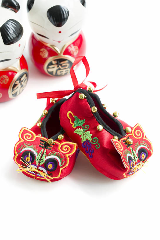 无人,竖图,特写,留白,抠图,白色背景,婴儿服装,纯洁,运气,复古,静物,鞋子,刺绣,北京,中国,春节,新年,亚洲,花纹,风俗,节日,庆祝,鲜艳,图案,娃娃,冬天,艺术品,古典,传统,装饰品,红色,福字,婴儿鞋,工艺品,四个,精神,可爱,童年,童趣,摄影,虎头鞋,婴儿用品,仪式,风格,中国文化,手艺,典礼,古典风格,童真,东亚,烂漫,无邪,制度,美术工艺,天真,彩图,高角度拍摄,影棚拍摄,婴儿服,传统文化,襁褓,bj175