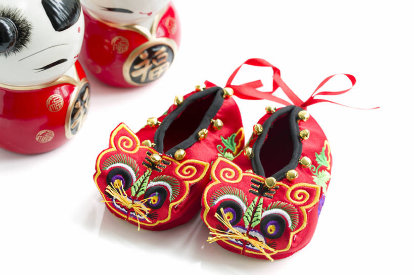 无人,横图,特写,留白,抠图,白色背景,婴儿服装,纯洁,运气,复古,静物,鞋子,刺绣,北京,中国,春节,新年,亚洲,花纹,风俗,节日,庆祝,鲜艳,图案,娃娃,冬天,艺术品,古典,传统,装饰品,红色,福字,婴儿鞋,工艺品,四个,精神,可爱,童年,童趣,摄影,虎头鞋,婴儿用品,仪式,风格,中国文化,手艺,典礼,古典风格,童真,东亚,烂漫,无邪,制度,美术工艺,天真,彩图,高角度拍摄,影棚拍摄,婴儿服,传统文化,襁褓,bj175