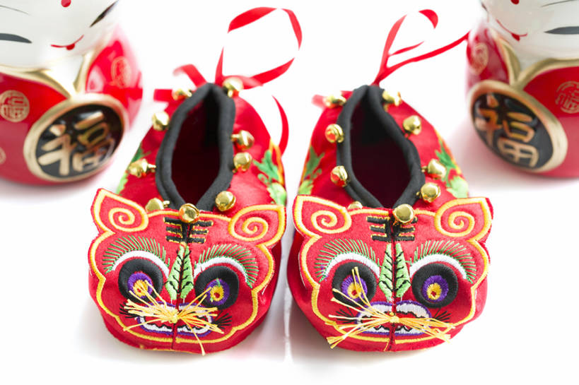 无人,横图,特写,留白,抠图,白色背景,婴儿服装,纯洁,运气,复古,静物,鞋子,刺绣,北京,中国,春节,新年,亚洲,花纹,风俗,节日,庆祝,鲜艳,图案,娃娃,冬天,艺术品,古典,传统,装饰品,红色,福字,婴儿鞋,工艺品,四个,精神,可爱,童年,童趣,摄影,虎头鞋,婴儿用品,仪式,风格,中国文化,手艺,典礼,古典风格,童真,东亚,烂漫,无邪,制度,美术工艺,天真,彩图,高角度拍摄,影棚拍摄,婴儿服,传统文化,襁褓,bj175