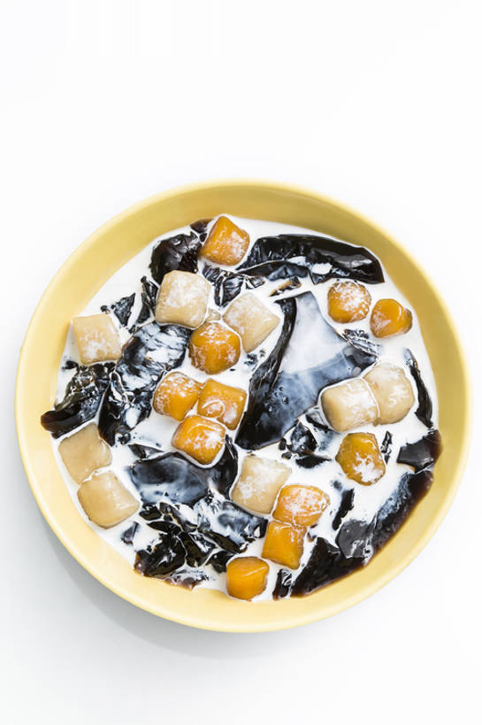 点心,牛奶,无人,竖图,俯视,特写,留白,抠图,白色背景,静物,北京,中国,亚洲,融化,材料,美味,食品,甜点,甜品,饮品,饮食,食物,糕点,饮料,碗,甜食,健康,摄影,有机食品,混合,可口,清新,东亚,健康食物,适口,彩图,影棚拍摄,芋圆,仙草冻,bj175