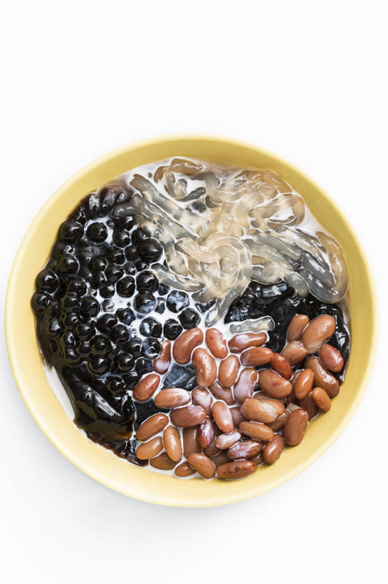 点心,牛奶,无人,竖图,俯视,特写,留白,抠图,白色背景,豆,静物,北京,中国,亚洲,融化,材料,美味,食品,甜点,甜品,饮品,粉丝,饮食,食物,糕点,饮料,碗,甜食,健康,摄影,有机食品,混合,可口,清新,东亚,健康食物,适口,彩图,影棚拍摄,仙草冻,bj175