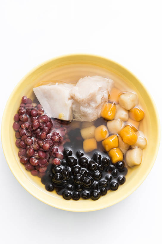 点心,无人,竖图,俯视,特写,留白,抠图,白色背景,豆,静物,北京,中国,亚洲,融化,材料,芋头,美味,食品,甜点,甜品,饮品,饮食,食物,糕点,饮料,碗,甜食,健康,摄影,有机食品,混合,可口,清新,东亚,赤豆,健康食物,适口,彩图,影棚拍摄,芋圆,bj175