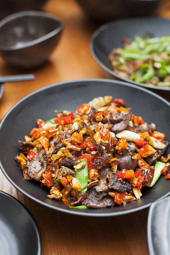 点心,面包,无人,竖图,特写,吃饭,烹饪,中餐,晚餐,午餐,桌子,辣椒,蔬菜,静物,餐具,北京,中国,亚洲,切开,新鲜,炒,青椒,炒菜,调料,肉,熟食,香料,牛肉,料理,美味,食品,面点,饮品,吐司,传统,猪肉,腊肉,小炒肉,菜肴,美食,肉类,饮食,餐饮,食物,糕点,饮料,盘子,中国菜,切,中式,陶器,摄影,佳肴,有机食品,绿色食品,中华料理,法式面包,膳食,可口,清新,中国文化,五花肉,川菜,剖面,肉食,肉制品,吐司面包,东亚,主菜,切面,辣角,红海椒,大椒,辣虎,广椒,豚肉,腌制食品,菜椒,适口,四川菜,湘菜,肋条肉,三层肉,甜椒,柿子椒,辣子,红辣椒,海椒,番椒,灯笼椒,彩图,高角度拍摄,多士,听型面包,传统文化,bj175