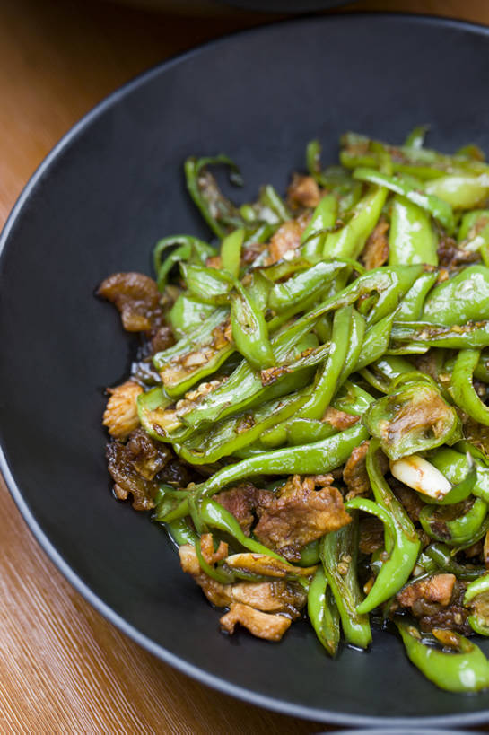 无人,竖图,特写,吃饭,烹饪,中餐,晚餐,午餐,桌子,辣椒,蔬菜,静物,餐具,北京,中国,亚洲,新鲜,炒,青椒,炒菜,调料,肉,熟食,香料,料理,美味,食品,饮品,传统,猪肉,小炒肉,菜肴,美食,肉类,饮食,餐饮,食物,饮料,盘子,中国菜,健康,中式,陶器,摄影,佳肴,有机食品,绿色食品,中华料理,部分,膳食,可口,清新,中国文化,五花肉,川菜,肉食,肉制品,东亚,主菜,健康食物,辣角,红海椒,大椒,辣虎,广椒,豚肉,菜椒,适口,四川菜,湘菜,肋条肉,三层肉,甜椒,柿子椒,辣子,红辣椒,海椒,番椒,灯笼椒,彩图,高角度拍摄,传统文化,bj175