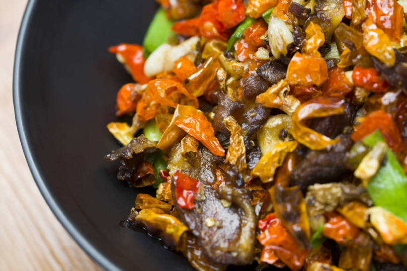 点心,面包,无人,横图,特写,吃饭,烹饪,中餐,晚餐,午餐,桌子,辣椒,蔬菜,静物,餐具,北京,中国,亚洲,切开,新鲜,炒,青椒,炒菜,调料,肉,熟食,香料,牛肉,料理,美味,食品,面点,饮品,吐司,传统,猪肉,腊肉,小炒肉,菜肴,美食,肉类,饮食,餐饮,食物,糕点,饮料,盘子,中国菜,切,中式,陶器,摄影,佳肴,有机食品,绿色食品,中华料理,法式面包,部分,膳食,可口,清新,中国文化,五花肉,川菜,剖面,肉食,肉制品,吐司面包,东亚,主菜,切面,辣角,红海椒,大椒,辣虎,广椒,豚肉,腌制食品,菜椒,适口,四川菜,湘菜,肋条肉,三层肉,甜椒,柿子椒,辣子,红辣椒,海椒,番椒,灯笼椒,彩图,高角度拍摄,多士,听型面包,传统文化,bj175