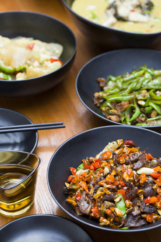 无人,竖图,特写,吃饭,烹饪,中餐,晚餐,午餐,茶,筷子,桌子,辣椒,蔬菜,静物,杯子,餐具,玻璃,北京,中国,亚洲,新鲜,炒,青椒,炒菜,调料,肉,熟食,香料,牛肉,料理,美味,食品,饮品,传统,猪肉,腊肉,小炒肉,菜肴,美食,肉类,饮食,餐饮,食物,饮料,茶碟,碗,中国菜,健康,中式,陶器,摄影,佳肴,有机食品,绿色食品,中华料理,膳食,可口,清新,中国文化,五花肉,川菜,肉食,肉制品,东亚,主菜,健康食物,辣角,红海椒,大椒,辣虎,广椒,豚肉,腌制食品,菜椒,适口,四川菜,湘菜,肋条肉,三层肉,甜椒,柿子椒,辣子,红辣椒,海椒,番椒,灯笼椒,彩图,高角度拍摄,传统文化,bj175