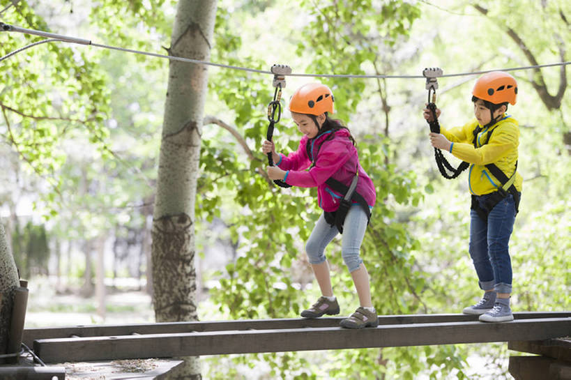 东方人,儿童,两个人,兄弟,姐妹,公园,站,微笑,横图,室外,白天,侧面,旅游,度假,快乐,自由,友谊,幸福,纯洁,安全,运动,信心,建材,美景,树林,建筑,北京,日光,中国,亚洲,吊挂,握,悬挂,材料,木板,木材,头盔,景观,桥,郊区,训练,挂,玩,注视,休闲装,娱乐,现代,木柴,树,树干,树叶,小孩,绿色,风景,自然,绳子,索桥,夏天,观察,看,站着,享受,休闲,独立,健康,景色,放松,活力,季节,可爱,平衡,亲密,童年,童趣,握着,摄影,建造,吊桥,木料,生长,生活方式,观看,保护,动作,察看,专心,享乐,敏捷,关注,自然风光,户外活动,挑战,树梢,童真,东亚,烂漫,无邪,陪同,安全绳,勇气,陪伴,无忧无虑,冒险,天真,危险,男孩,男人,男性,女孩,亚洲人,中国人,孩子,休闲活动,步行,站立,彩图,全身,欢乐,绳桥,滑索,男生,林区,横越,伴随,超越障碍训练场,bj175