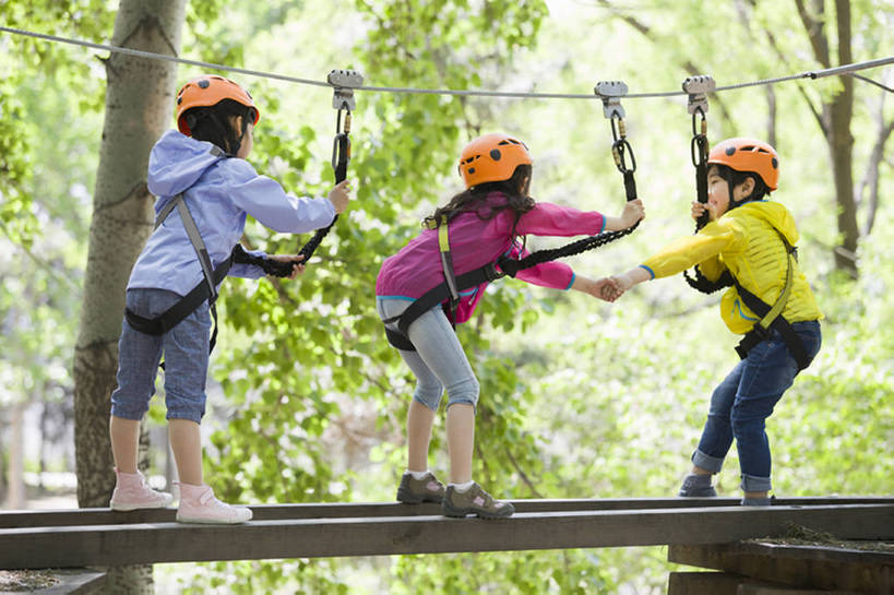 东方人,儿童,三个人,兄弟,姐妹,公园,站,微笑,横图,室外,白天,侧面,旅游,度假,快乐,自由,友谊,幸福,纯洁,安全,运动,合作,团队,信心,建材,美景,树林,建筑,北京,日光,中国,亚洲,吊挂,连接,握,悬挂,材料,木板,木材,头盔,景观,桥,郊区,训练,挂,玩,休闲装,娱乐,现代,木柴,树,树干,树叶,小孩,绿色,风景,自然,绳子,索桥,夏天,站着,享受,休闲,独立,健康,面对面,景色,放松,活力,季节,可爱,平衡,亲密,童年,童趣,握着,摄影,建造,吊桥,木料,生长,生活方式,保护,协助,动作,专心,享乐,敏捷,关爱,自然风光,户外活动,挑战,树梢,童真,东亚,烂漫,无邪,陪同,安全绳,勇气,陪伴,无忧无虑,冒险,天真,危险,男孩,男人,男性,女孩,亚洲人,中国人,孩子,休闲活动,步行,手牵手,站立,彩图,全身,欢乐,绳桥,滑索,男生,林区,横越,伴随,超越障碍训练场,bj175