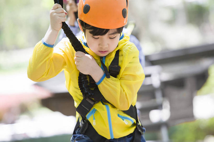 东方人,儿童,一个人,公园,站,横图,室外,白天,正面,旅游,度假,自由,纯洁,安全,运动,信心,美景,树林,北京,中国,亚洲,仅一个男性,仅一个人,吊挂,握,悬挂,头盔,景观,桥,郊区,训练,挂,玩,注视,休闲装,娱乐,现代,树,小孩,风景,自然,绳子,索桥,夏天,观察,看,站着,仅一个小孩,享受,休闲,独立,健康,景色,放松,活力,季节,可爱,平衡,童年,童趣,握着,摄影,吊桥,生长,生活方式,观看,保护,动作,察看,专心,敏捷,关注,自然风光,户外活动,挑战,树梢,童真,东亚,烂漫,无邪,安全绳,勇气,无忧无虑,冒险,天真,危险,男孩,男人,男性,亚洲人,中国人,孩子,休闲活动,步行,站立,半身,彩图,绳桥,滑索,男生,林区,横越,超越障碍训练场,bj175