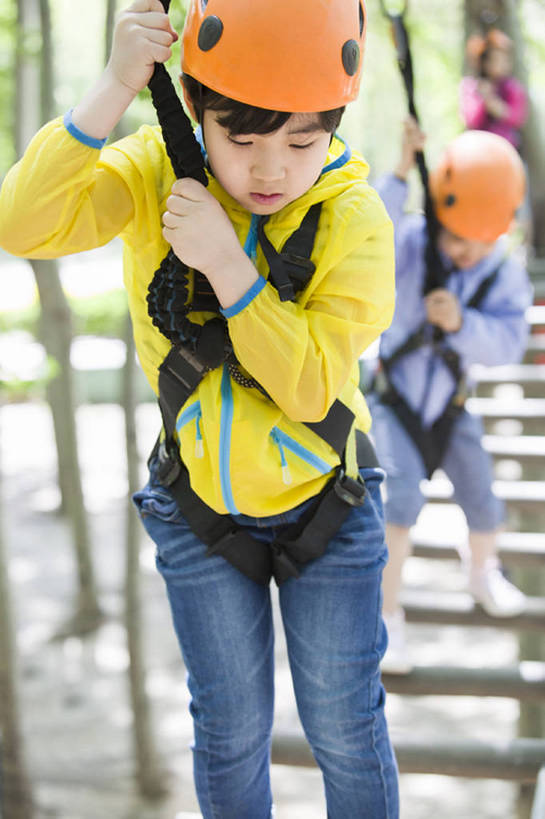 东方人,儿童,三个人,兄弟,姐妹,公园,站,竖图,室外,白天,正面,旅游,度假,自由,友谊,纯洁,安全,运动,信心,美景,树林,北京,中国,亚洲,吊挂,握,悬挂,头盔,景观,桥,郊区,训练,挂,玩,注视,休闲装,娱乐,现代,树,小孩,风景,自然,绳子,索桥,夏天,观察,看,站着,享受,休闲,独立,健康,景色,放松,活力,季节,可爱,平衡,童年,童趣,握着,摄影,吊桥,生长,生活方式,观看,保护,动作,察看,专心,敏捷,关注,圆木,自然风光,户外活动,挑战,树梢,童真,东亚,烂漫,无邪,安全绳,勇气,无忧无虑,冒险,天真,危险,男孩,男人,男性,女孩,亚洲人,中国人,孩子,休闲活动,步行,站立,彩图,绳桥,滑索,男生,林区,横越,超越障碍训练场,bj175