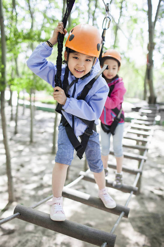 东方人,儿童,一个人,两个人,兄弟,姐妹,公园,站,笑,微笑,露齿笑,竖图,室外,白天,正面,旅游,度假,快乐,自由,友谊,幸福,纯洁,安全,运动,信心,美景,树林,北京,中国,亚洲,仅一个女性,仅一个人,吊挂,弯腰,握,悬挂,头盔,景观,桥,郊区,训练,挂,玩,注视,休闲装,娱乐,现代,树,小孩,风景,自然,绳子,索桥,夏天,观察,看,站着,仅一个小孩,享受,休闲,独立,健康,景色,放松,活力,季节,可爱,平衡,亲密,童年,童趣,握着,摄影,吊桥,生长,生活方式,观看,保护,动作,察看,享乐,敏捷,关注,圆木,自然风光,户外活动,挑战,树梢,童真,东亚,烂漫,无邪,陪同,安全绳,勇气,陪伴,无忧无虑,冒险,天真,危险,男孩,男人,男性,女孩,女人,女性,亚洲人,中国人,孩子,休闲活动,步行,站立,彩图,全身,欢乐,绳桥,滑索,男生,女生,林区,横越,伴随,超越障碍训练场,bj175