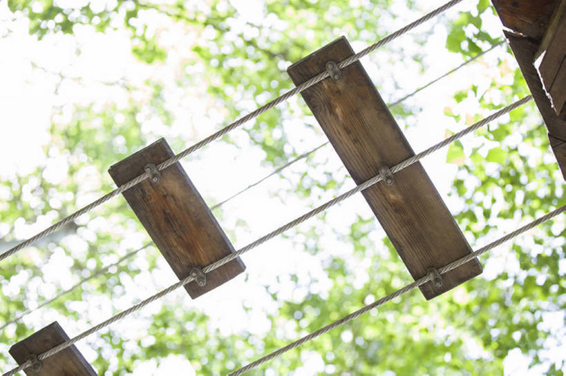 无人,公园,横图,室外,白天,仰视,旅游,度假,建材,美景,树林,建筑,北京,中国,亚洲,吊挂,悬挂,材料,木板,木材,景观,桥,郊区,挂,娱乐,木柴,树,树干,树叶,绿色,风景,自然,绳子,索桥,享受,休闲,景色,放松,平衡,摄影,建造,吊桥,木料,自然风光,户外活动,挑战,树梢,东亚,冒险,彩图,绳桥,林区,超越障碍训练场,bj175