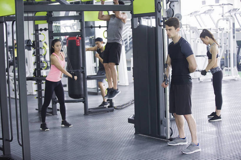 东方人,成年人,运动员,健身房,拉,引体向上,横图,室内,白天,正面,运动服,运动鞋,锻炼,运动,信心,拳击,城市,北京,中国,亚洲,五个人,握,短裤,服装,背心,训练,运动器械,现代,衣服,站着,健康,短袖,健身器械,活力,力量,握着,摄影,服饰,生活方式,动作,马尾辫,酷,练习,衣着,穿着,决心,沙袋,努力,爱好,苗条,健身器材,塑身,弹性,东亚,阻力带,衣饰,运动胸罩,男人,男性,年轻男性,年轻女性,女人,女性,白种人,亚洲人,中国人,年轻人,彩图,全身,运动器材,运动装,健身俱乐部,拉力带,瑜伽伸展带,bj175