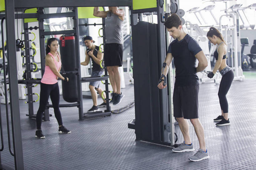 东方人,成年人,运动员,健身房,拉,引体向上,横图,室内,白天,正面,运动服,运动鞋,锻炼,运动,信心,拳击,城市,北京,中国,亚洲,五个人,握,短裤,服装,背心,训练,运动器械,现代,衣服,站着,健康,短袖,健身器械,活力,力量,握着,摄影,服饰,生活方式,动作,马尾辫,酷,练习,衣着,穿着,决心,沙袋,努力,爱好,苗条,健身器材,塑身,弹性,东亚,阻力带,衣饰,运动胸罩,男人,男性,年轻男性,年轻女性,女人,女性,白种人,亚洲人,中国人,年轻人,彩图,全身,运动器材,运动装,健身俱乐部,拉力带,瑜伽伸展带,bj175