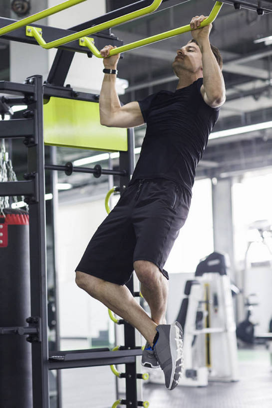 成年人,一个人,运动员,健身房,引体向上,竖图,室内,白天,正面,运动服,运动鞋,锻炼,运动,信心,城市,北京,中国,亚洲,仅一个男性,仅一个人,握,短裤,服装,半空,训练,运动器械,现代,仅一个年轻男性,衣服,健康,短袖,健身器械,活力,力量,握着,摄影,服饰,生活方式,动作,练习,衣着,穿着,决心,努力,爱好,苗条,健身器材,塑身,弹性,东亚,衣饰,男人,男性,年轻男性,白种人,年轻人,彩图,全身,运动器材,运动装,健身俱乐部,bj175