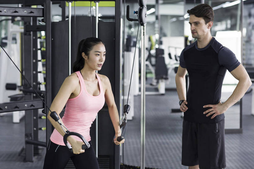 东方人,成年人,两个人,教师,运动员,健身房,拉,横图,室内,白天,正面,运动服,锻炼,运动,信心,城市,北京,中国,亚洲,伸展,握,短裤,服装,背心,器材,训练,运动器械,现代,手叉腰,衣服,绳子,叉腰,教,站着,教练,健康,短袖,健身器械,活力,力量,舒展,握着,摄影,服饰,生活方式,指导,马尾辫,双手叉腰,练习,衣着,穿着,决心,努力,爱好,苗条,健身器材,塑身,弹性,东亚,阻力带,衣饰,教员,男人,男性,年轻男性,年轻女性,女人,女性,白种人,亚洲人,中国人,年轻人,老师,彩图,先生,运动器材,运动装,健身俱乐部,拉力带,瑜伽伸展带,bj175