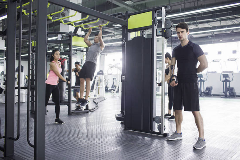 东方人,成年人,运动员,健身房,拉,引体向上,横图,室内,白天,正面,运动服,运动鞋,锻炼,运动,信心,拳击,城市,北京,中国,亚洲,五个人,握,短裤,服装,背心,训练,运动器械,现代,衣服,站着,健康,短袖,健身器械,活力,力量,握着,摄影,服饰,生活方式,动作,马尾辫,酷,练习,衣着,穿着,决心,努力,爱好,苗条,健身器材,塑身,逆光,弹性,东亚,阻力带,衣饰,男人,男性,年轻男性,年轻女性,女人,女性,白种人,亚洲人,中国人,年轻人,彩图,全身,运动器材,运动装,健身俱乐部,拉力带,瑜伽伸展带,bj175