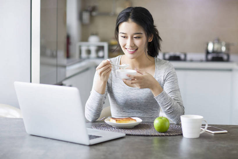 点心,面包,果汁,咖啡,东方人,成年人,一个人,家庭,家,笑,吃,微笑,露齿笑,横图,室内,白天,正面,早餐,快乐,幸福,笔记本电脑,互联网,技术,餐桌,厨房,桌子,城市,建筑,苹果,杯子,手机,水果,北京,中国,亚洲,仅一个年轻女性,仅一个女性,仅一个人,敲打,握,竹制,饭厅,房屋,灶台,公寓,粥,美味,食品,面点,咖啡杯,饮品,营养,休闲装,输入,吐司,现代,饮食,餐饮,食物,糕点,饮料,盘子,汤匙,碗,青苹果,打字,看,休闲,温暖,温馨,一家人,握着,摄影,生活方式,法式面包,点击,敲击,和睦,便利,竹制品,住房,享乐,早晨,可口,房地产,网上冲浪,家居服,开放式厨房,智能手机,吐司面包,东亚,健康食物,无线电技术,适口,寿司帘,寿司席,寿司竹,寿司竹卷,寿司竹席,按键,计算机,年轻女性,女人,女性,亚洲人,中国人,年轻人,茶杯,坐着,半身,彩图,欢乐,多士,听型面包,融洽,bj175