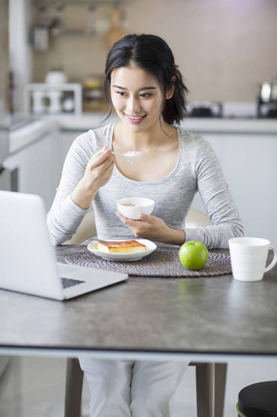 点心,面包,果汁,咖啡,东方人,成年人,一个人,家庭,家,笑,吃,微笑,露齿笑,竖图,室内,白天,正面,早餐,快乐,幸福,笔记本电脑,互联网,技术,餐桌,厨房,桌子,城市,建筑,苹果,杯子,水果,北京,中国,亚洲,仅一个年轻女性,仅一个女性,仅一个人,敲打,握,竹制,叉,饭厅,房屋,灶台,公寓,粥,美味,食品,面点,咖啡杯,饮品,营养,休闲装,输入,吐司,现代,饮食,餐饮,食物,糕点,饮料,盘子,汤匙,碗,青苹果,打字,看,休闲,温暖,温馨,一家人,握着,摄影,生活方式,法式面包,点击,敲击,和睦,便利,竹制品,住房,享乐,早晨,可口,房地产,网上冲浪,家居服,开放式厨房,吐司面包,东亚,健康食物,无线电技术,适口,寿司帘,寿司席,寿司竹,寿司竹卷,寿司竹席,按键,计算机,年轻女性,女人,女性,亚洲人,中国人,年轻人,茶杯,坐着,彩图,欢乐,多士,听型面包,融洽,bj175