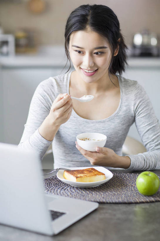 点心,面包,东方人,成年人,一个人,家庭,家,笑,吃,微笑,露齿笑,竖图,室内,白天,正面,早餐,快乐,幸福,笔记本电脑,互联网,技术,餐桌,厨房,桌子,城市,建筑,苹果,水果,北京,中国,亚洲,仅一个年轻女性,仅一个女性,仅一个人,敲打,握,竹制,叉,饭厅,房屋,公寓,粥,美味,食品,面点,饮品,营养,休闲装,输入,吐司,现代,饮食,餐饮,食物,糕点,饮料,盘子,汤匙,碗,青苹果,打字,看,休闲,温暖,温馨,一家人,握着,摄影,生活方式,法式面包,点击,敲击,和睦,便利,竹制品,住房,享乐,早晨,可口,房地产,网上冲浪,家居服,开放式厨房,吐司面包,东亚,健康食物,无线电技术,适口,寿司帘,寿司席,寿司竹,寿司竹卷,寿司竹席,按键,计算机,年轻女性,女人,女性,亚洲人,中国人,年轻人,坐着,半身,彩图,欢乐,多士,听型面包,融洽,bj175