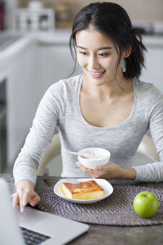 点心,面包,东方人,成年人,一个人,家庭,家,笑,吃,微笑,露齿笑,竖图,室内,白天,正面,早餐,快乐,幸福,笔记本电脑,互联网,技术,餐桌,厨房,桌子,城市,建筑,苹果,水果,北京,中国,亚洲,仅一个年轻女性,仅一个女性,仅一个人,敲打,握,竹制,叉,饭厅,房屋,公寓,粥,美味,食品,面点,饮品,营养,休闲装,输入,吐司,现代,饮食,餐饮,食物,糕点,饮料,盘子,汤匙,碗,青苹果,打字,看,休闲,温暖,温馨,一家人,握着,摄影,生活方式,法式面包,点击,敲击,和睦,便利,竹制品,住房,享乐,早晨,可口,房地产,网上冲浪,家居服,开放式厨房,吐司面包,东亚,健康食物,无线电技术,适口,寿司帘,寿司席,寿司竹,寿司竹卷,寿司竹席,按键,计算机,年轻女性,女人,女性,亚洲人,中国人,年轻人,触摸,坐着,半身,彩图,欢乐,多士,听型面包,融洽,bj175
