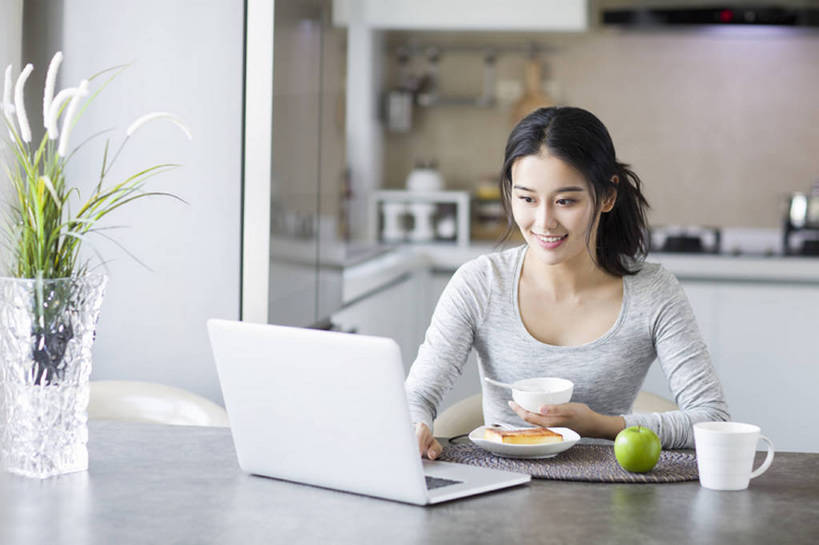 点心,面包,果汁,咖啡,东方人,成年人,一个人,家庭,家,笑,吃,微笑,露齿笑,横图,室内,白天,正面,早餐,快乐,幸福,笔记本电脑,互联网,技术,植物,餐桌,厨房,桌子,城市,建筑,苹果,杯子,水果,北京,中国,亚洲,仅一个年轻女性,仅一个女性,仅一个人,敲打,握,竹制,叉,饭厅,房屋,灶台,公寓,粥,美味,食品,面点,咖啡杯,饮品,营养,休闲装,输入,吐司,现代,饮食,餐饮,食物,糕点,饮料,盘子,汤匙,碗,青苹果,打字,看,休闲,温暖,温馨,一家人,握着,摄影,生活方式,法式面包,点击,敲击,和睦,便利,竹制品,住房,享乐,早晨,可口,房地产,网上冲浪,家居服,开放式厨房,吐司面包,东亚,健康食物,无线电技术,适口,寿司帘,寿司席,寿司竹,寿司竹卷,寿司竹席,按键,计算机,年轻女性,女人,女性,亚洲人,中国人,年轻人,茶杯,坐着,半身,彩图,欢乐,多士,听型面包,融洽,bj175