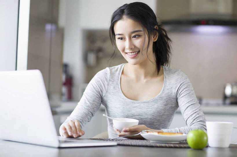 点心,面包,果汁,咖啡,东方人,成年人,脸,头,脸颊,一个人,家庭,家,笑,吃,微笑,露齿笑,横图,室内,白天,正面,早餐,快乐,幸福,笔记本电脑,互联网,技术,餐桌,厨房,桌子,城市,建筑,苹果,杯子,水果,北京,中国,亚洲,仅一个年轻女性,仅一个女性,仅一个人,敲打,握,叉,饭厅,房屋,灶台,公寓,粥,美味,食品,面点,咖啡杯,饮品,营养,休闲装,输入,吐司,现代,饮食,餐饮,肩膀,食物,糕点,饮料,盘子,汤匙,碗,青苹果,打字,看,休闲,温暖,温馨,一家人,握着,摄影,生活方式,法式面包,点击,敲击,和睦,便利,住房,享乐,早晨,可口,房地产,网上冲浪,家居服,开放式厨房,吐司面包,东亚,健康食物,无线电技术,适口,按键,计算机,年轻女性,女人,女性,亚洲人,中国人,年轻人,头部,脸部,脸蛋,面部,茶杯,坐着,彩图,欢乐,多士,听型面包,融洽,bj175