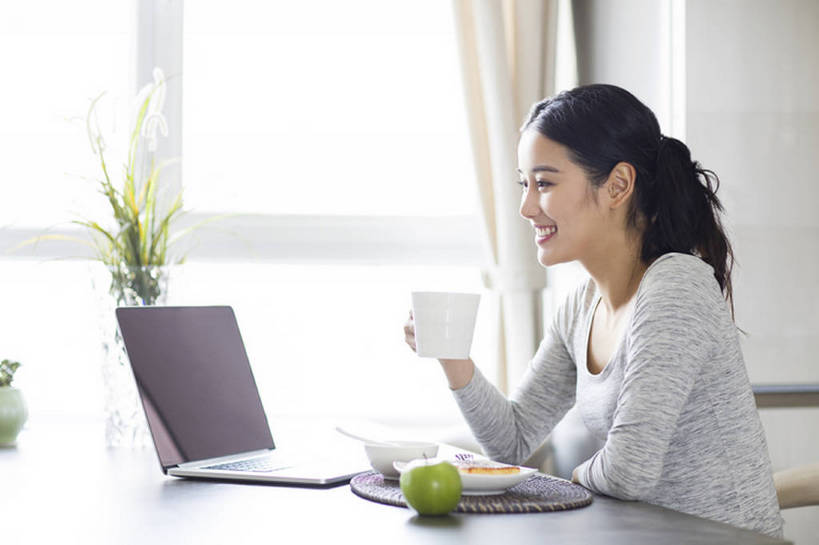 点心,面包,果汁,咖啡,东方人,成年人,一个人,家庭,家,笑,微笑,露齿笑,横图,室内,白天,侧面,早餐,快乐,幸福,笔记本电脑,互联网,技术,植物,餐桌,窗户,桌子,城市,建筑,苹果,杯子,水果,北京,中国,亚洲,仅一个年轻女性,仅一个女性,仅一个人,喝,敲打,握,竹制,屏幕,饭厅,房屋,公寓,粥,美味,食品,面点,咖啡杯,饮品,营养,休闲装,输入,吐司,现代,饮食,餐饮,食物,糕点,饮料,盘子,汤匙,碗,青苹果,打字,看,休闲,温暖,温馨,一家人,握着,摄影,生活方式,法式面包,点击,敲击,和睦,便利,竹制品,住房,享乐,早晨,可口,房地产,家居服,逆光,吐司面包,东亚,健康食物,无线电技术,适口,寿司帘,寿司席,寿司竹,寿司竹卷,寿司竹席,按键,计算机,年轻女性,女人,女性,亚洲人,中国人,年轻人,茶杯,坐着,半身,彩图,欢乐,多士,听型面包,融洽,bj175