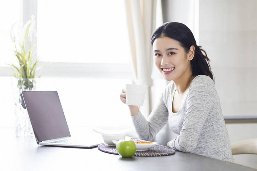 点心,面包,果汁,咖啡,东方人,成年人,一个人,家庭,家,笑,微笑,露齿笑,横图,室内,白天,侧面,早餐,快乐,幸福,笔记本电脑,互联网,技术,植物,餐桌,窗户,桌子,城市,建筑,苹果,杯子,水果,北京,中国,亚洲,仅一个年轻女性,仅一个女性,仅一个人,喝,敲打,握,竹制,屏幕,饭厅,房屋,公寓,粥,美味,食品,面点,咖啡杯,饮品,营养,注视,休闲装,输入,吐司,现代,饮食,餐饮,食物,糕点,饮料,盘子,汤匙,碗,青苹果,打字,观察,看,休闲,温暖,温馨,一家人,握着,摄影,生活方式,观看,法式面包,点击,敲击,和睦,察看,便利,竹制品,住房,享乐,早晨,关注,可口,房地产,家居服,逆光,吐司面包,东亚,健康食物,无线电技术,适口,寿司帘,寿司席,寿司竹,寿司竹卷,寿司竹席,按键,计算机,年轻女性,女人,女性,亚洲人,中国人,年轻人,茶杯,坐着,半身,彩图,欢乐,多士,听型面包,融洽,bj175